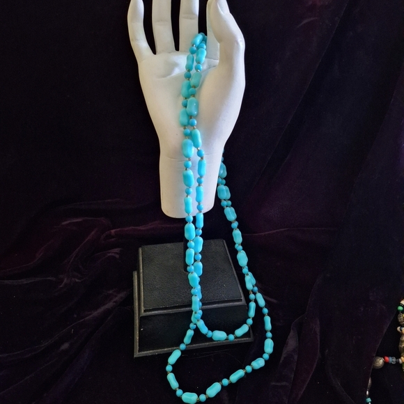 Vintage Jewelry - Elegant Turquoise Beaded Necklace